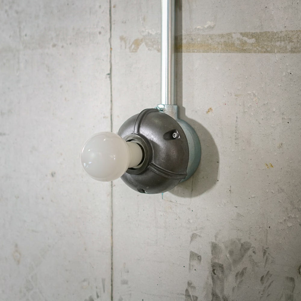 CAST ALUMINUM LAMP