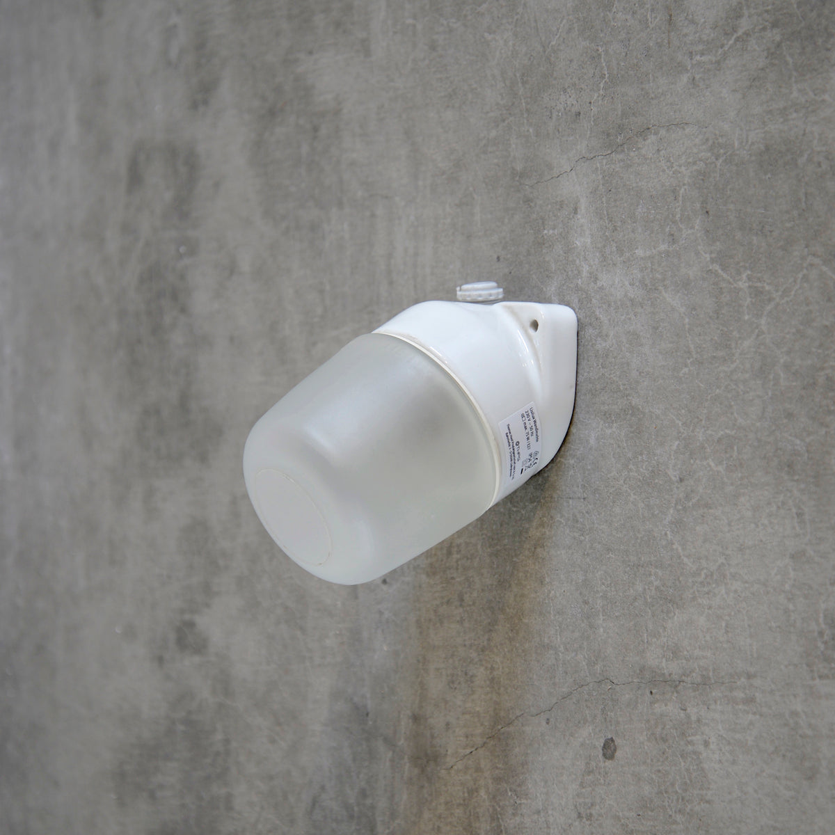 PORCELAIN WALL LAMP Diagonal, frosted